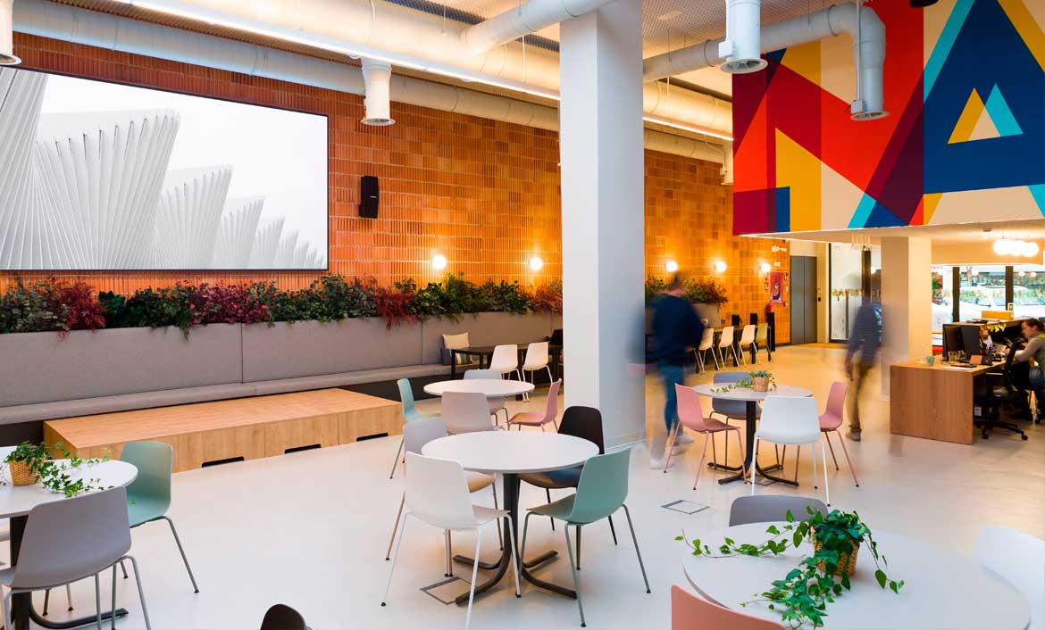 Atria Green Concepts designed the Loom Salamanca offices, offering sustainable coworking solutions in Madrid. This project includes eco-friendly materials, modern furnishings, and flexible design options.